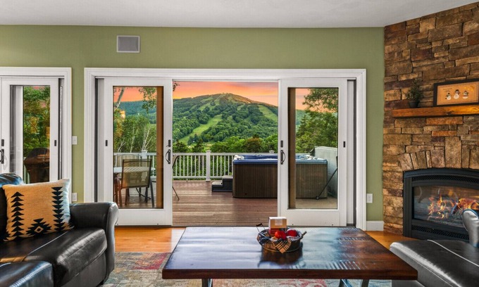 West Dover Chalet De Esquí | Escape to Mountainview Haven: Spacious Retreat with Hot Tub at Mount Snow