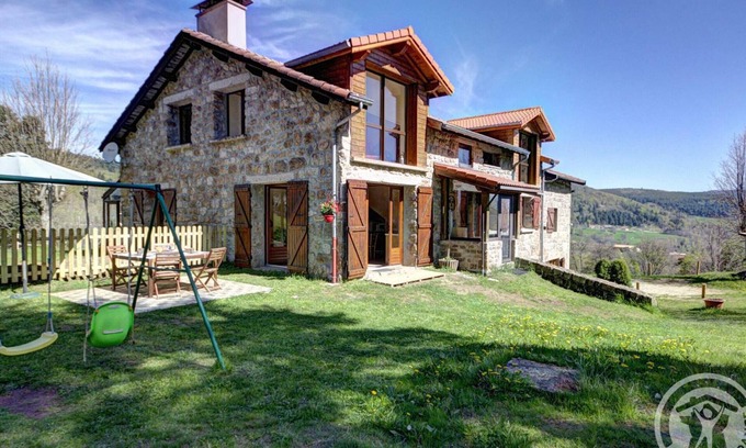 La Versanne Cabaña | Gîte familial proche forêt, terrasse, cheminée, salle de jeux, télétravail, nature et détente.