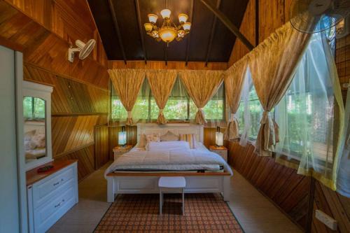 Kampung Ulu Dong Chalet De Esquí | Escape to Nature Cozy Terrace Room by the River
