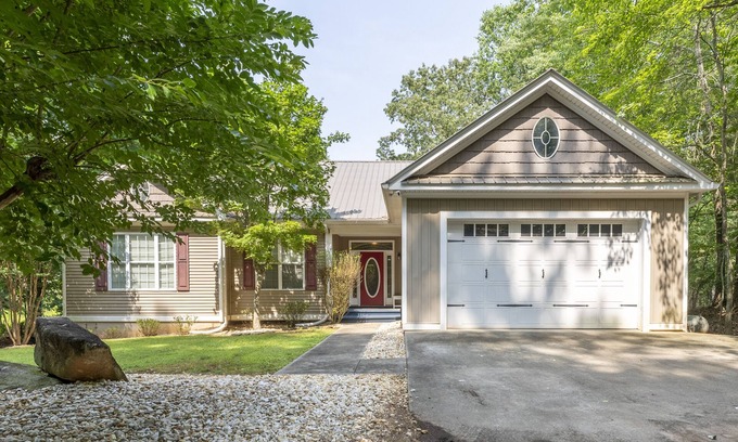 Gainesville Casa | Escape to Nature's Serenity: Cozy Lake Lanier House with Remote Office