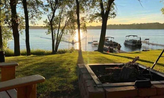 Pine City Cabina | Escape to our updated cozy Lakeside Cabin-great sunset views-1 hour from Cities