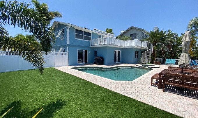 Tarpon Springs Casa | Escape to Paradise: Luxe Waterfront 3BR/3BA w/Pool, Hot Tub & Fishing Dock