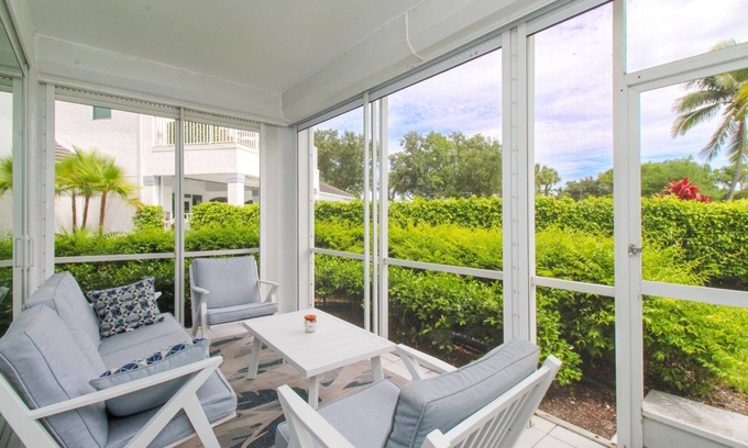 Naples Condominio | ESCAPE TO PARADISE! 2 Bed + Den/2 Bath First-Floor SEASONAL Condo in The Strand