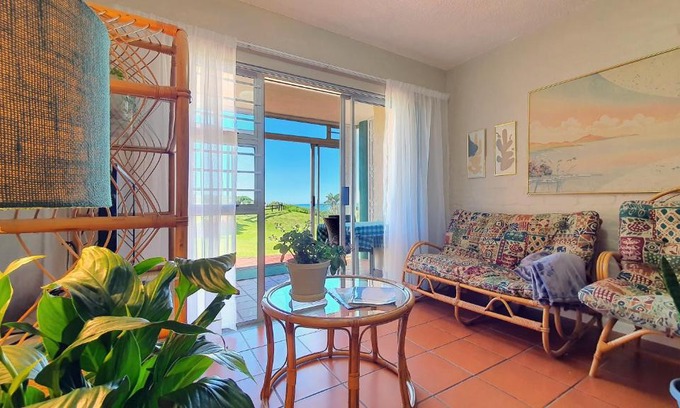 Aston Bay Apartamento | Escape to Paradise: Beachside Apartment