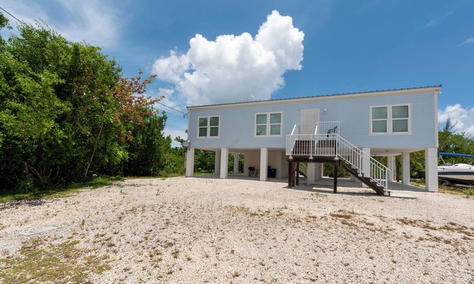 Port Pine Heights Casa | Escape to Paradise, a 3-bedroom canal home on Big Pine Key.