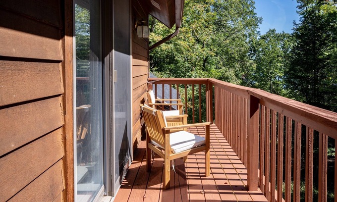 Naples Casa | Escape to Peak-a-Boo Lake – Your Secluded Hideaway with Lake & Beach access
