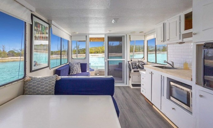 Stocking Island Alquiler De Eote | Escape to Pineapple! Enchanting 1-bedroom house boat in George Town.