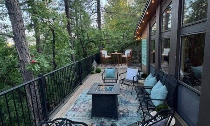 Munds Park Cabina | Escape to Pinewood Canyon Cabin, an inviting 2BR/2BA retreat nestled in the pines of Munds Park. With warm interiors, a relaxing deck with views, and direct forest access, it’s the perfect basecamp for year-round adventure and mountain serenity.
