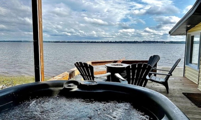 Grondines Cabaña | Waterfront Loft with Hot Tub, BBQ and Fire Pit
