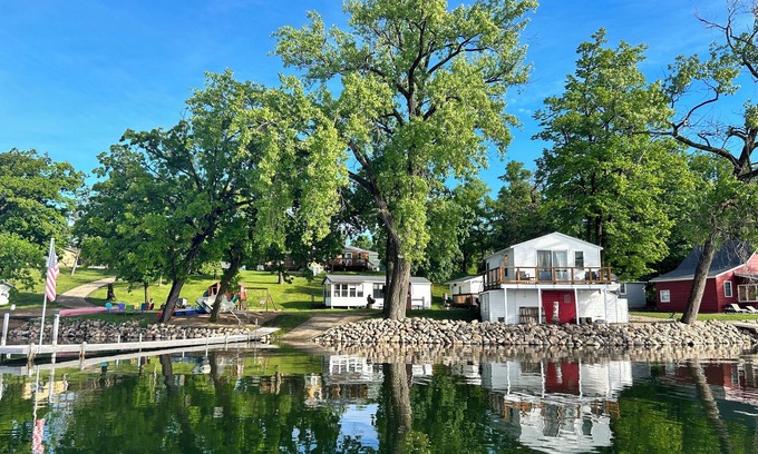 Alexandria Cabina | Escape to Romance: Discover Your Serene Retreat at Lake Victoria's Cozy Cabin