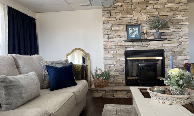 Burbank Casa | Escape to Serenity: Charming home King+Queen near Ponca Park