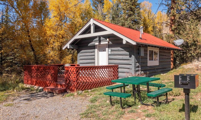Almont Casa | Escape to Serenity: Pet-Friendly Mountain Haven by the Taylor River