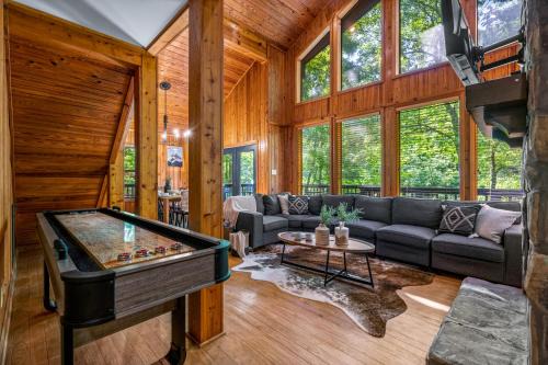 Chalet Village Chalet De Esquí | Escape to Sugar Chalet: The Rustic Modern Retreat