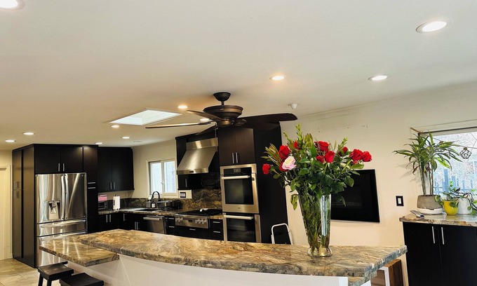 Novato Casa | Escape to Tahiti: Stylish 3-Bedroom Retreat with Luxe Amenities