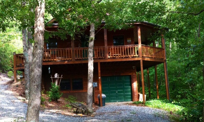 Blairsville Cabina | Escape to the Beautiful Cool Mountains of North Ga Beautifully decorated