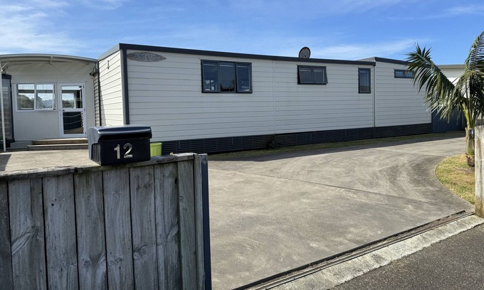 Waihi Beach Cabina | Escape to the idyllic shores of Waihi Beach.