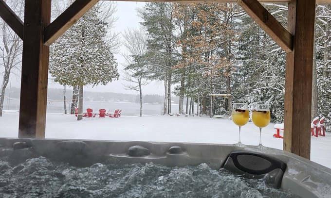 Bala Cabaña | Escape to the Lake-7bedroom waterfront cottage w/ hot tub in Muskoka.