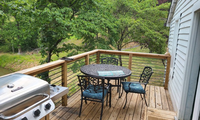 Millers Creek Otro | Escape to the NC Mountainside and stay in this cozy farmhouse