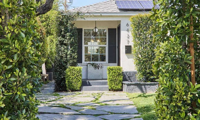 Encino Casa | Escape to The Oasis. Cozy LA bungalow Sleeps 6 with a private pool & garden