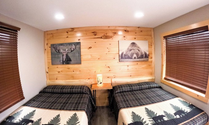 North Greece Hotel | Spencerport - Cozy Cabin Inn - Sleeps 4, 2 Full Size Beds