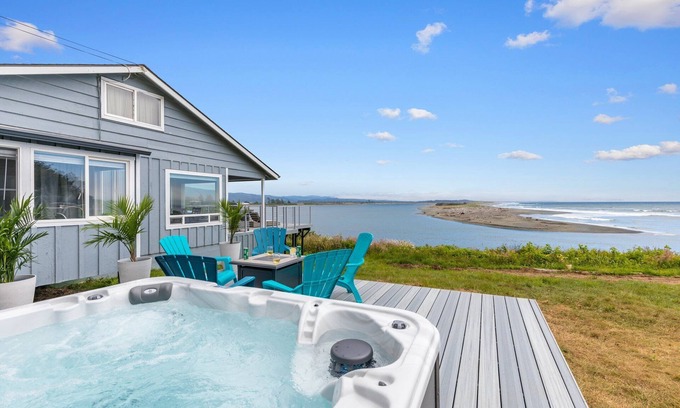 Smith River Casa | Escape to "The VUE" A Waterfront Gem with Hot Tub