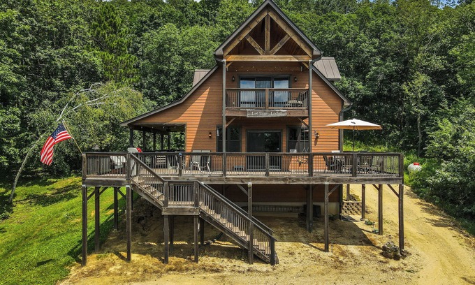 Tomah Cabina | Escape to the woodland getaway of The LeClaire Lodge - PET FRIENDLY!