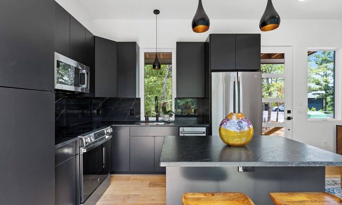 Young Harris Apartamento | Escape to this modern 1BR/1BA tiny home in the North Georgia mountains. Enjoy a full kitchen, spa-style rain shower, private deck with forest views, and seasonal access to a shared pool. Perfect for rest, recharge, and reconnecting with nature.