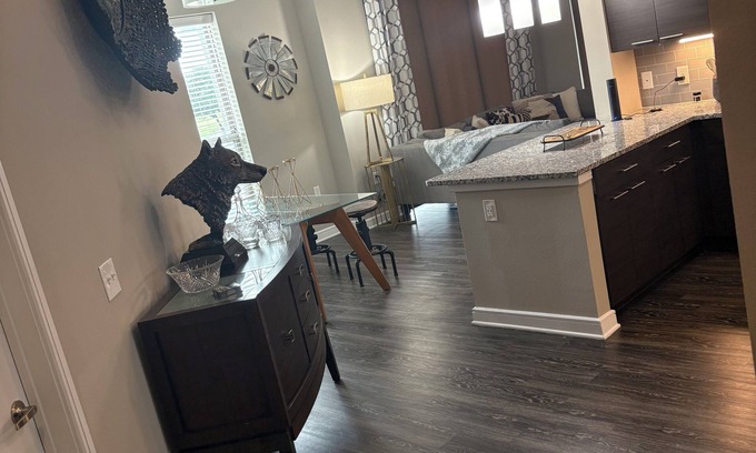 Las Colinas Apartamento | Escape to this modern,western-style home located steps away from the scenic lake