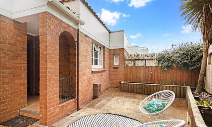 Mount Eden Casa | Escape to this sun-kissed double bedrooms Mount Eden mountain view house
