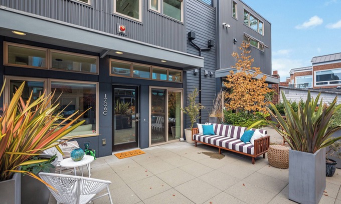 West Seattle Casa | Escape to this townhome, near Alki Beach
