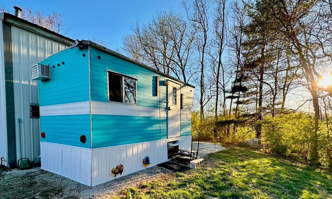 Bloomington Apartamento | Escape to Tranquility: Trestle Creeks Farmhouse Fort Tiny House- Your Hidden Gem