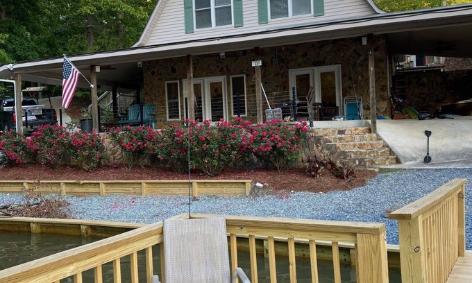 New London Casa | Badin lakefront Escape