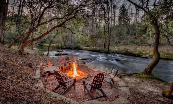 Cashes Valley Cabina | Escape to Water Dance - Riverfront Fire Pit | Hot Tub | Foosball