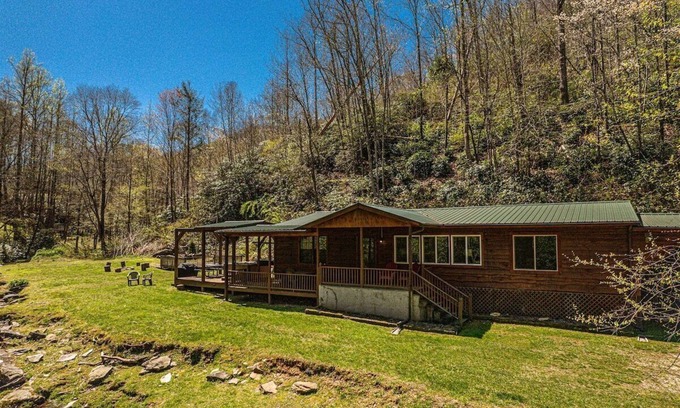 Bryson City Cabina | Escape to Waterfall Hideaway