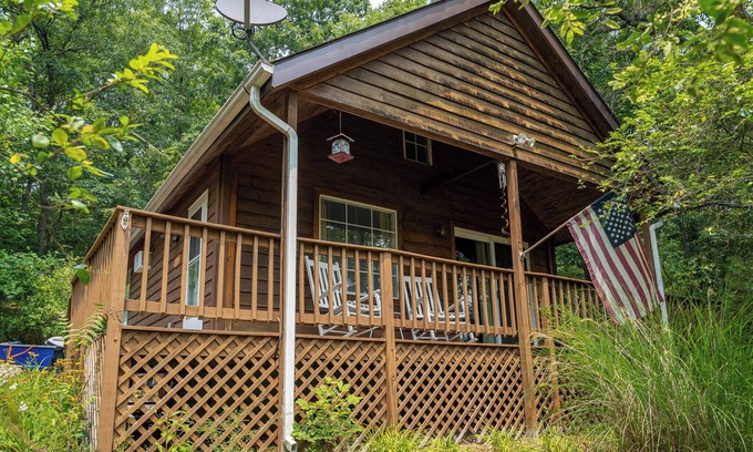 Luray Cabina | Escape to your cozy Luray cabin, just a hop away from Luray Caverns