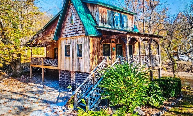 Dillsboro Cabina | Escape to Your Romantic yet Adventurous Smokey Mountain River Cabin Getaway!