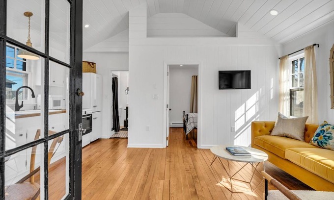 Clinton Casa | Escape to Your Tranquil Seaside Retreat at Clinton Beach Bungalows: Bungalow 3