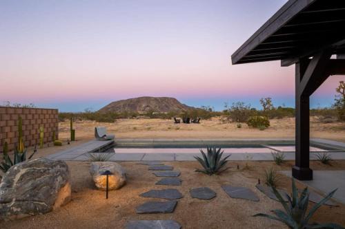 Landers Casa | Escondite: Modern Desert Hideout w Pool + Spa