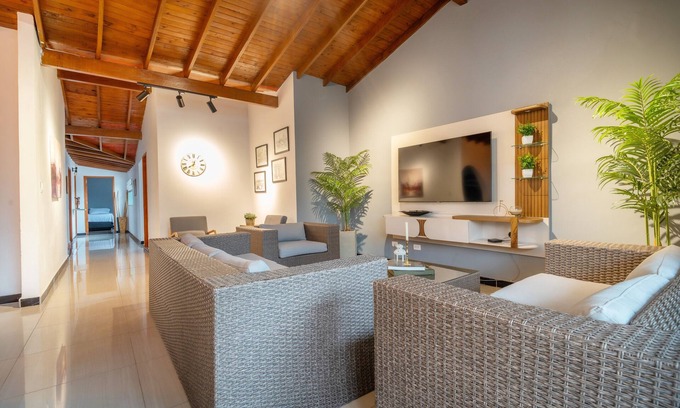 Suramericana Apartamento | Hermosa casa en una excelente y segura ubicación
