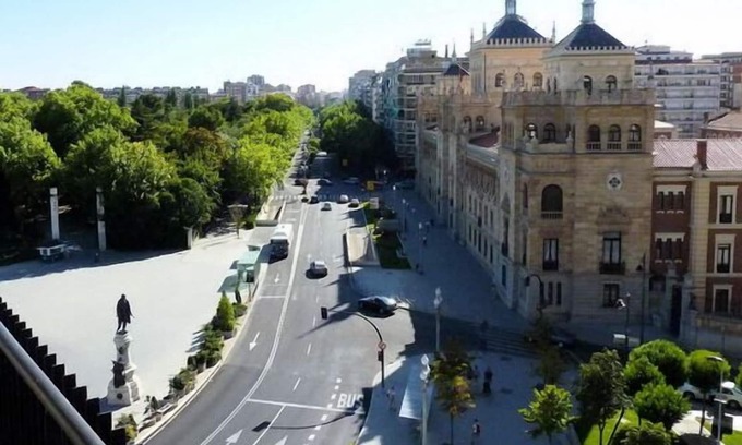 Centro de Valladolid Apartamento | Espacios Blanco Santiago: 180m2 y con parking!