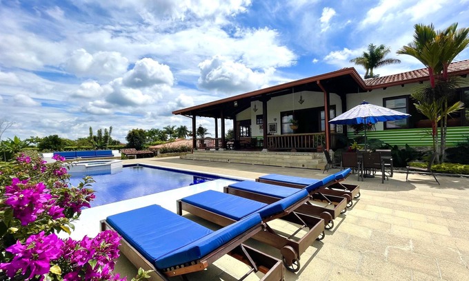 Armenia Chalet De Esquí | Espectacular chalet via armenia-Mnegro /piscina privada/ WIFI