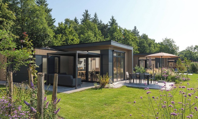 Lieren Casa | Essenburgh: Spacious and stylish home for 6 people with three bedrooms, a modern kitchen, a cozy outdoor space, and a private hot tub and sauna for ultimate relaxation. Enjoy luxury and nature in the Veluwe.