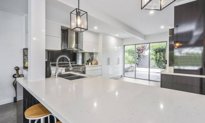Broadbeach Waters Casa | Essence House - 4 Bedroom Holiday Home