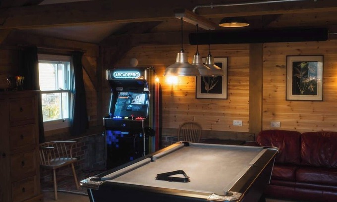 Ampney Crucis Casa | Essitone: Cinema Room, Games Room, Gym & More!
