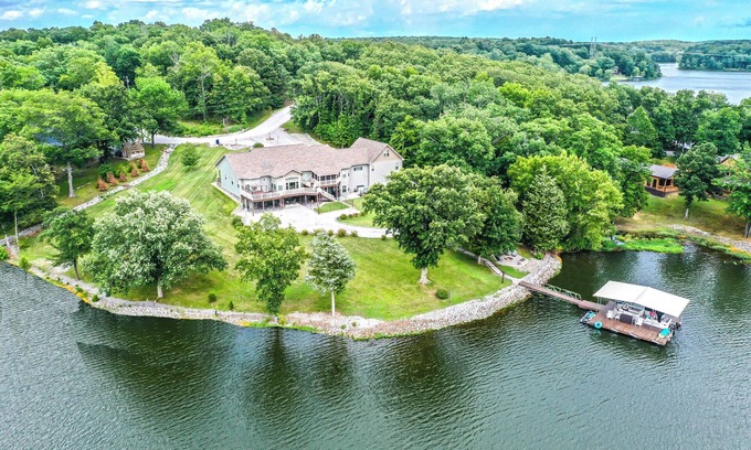Marion Casa | Estate Home on at Lake of Egypt Sleeps 16 MAX