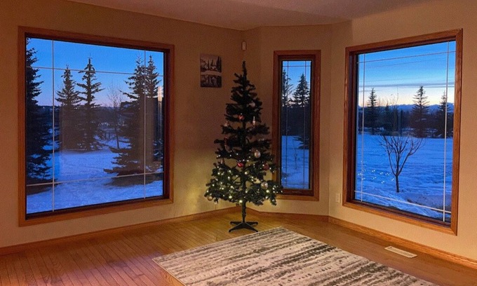 Springbank Casa | Estate Home with Gorgeous View 7bds+3.5bath Sleeps 16+