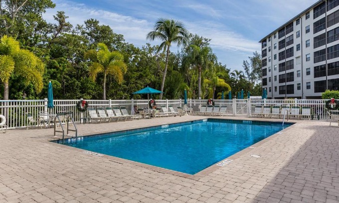 South Island Apartamento | Estero Cove 352, 2 Bedrooms, Sleeps 4, 5th Floor, Elevator, Heated Pool