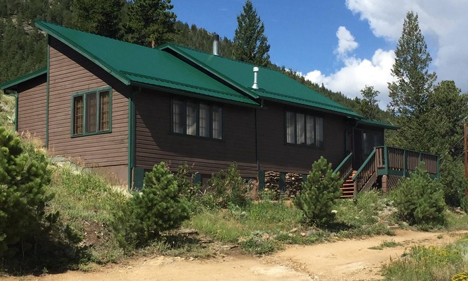 Estes Park Cabaña | Estes Park Pinecone Cottage: con 1. 8 acres y espectaculares vistas a la montaña