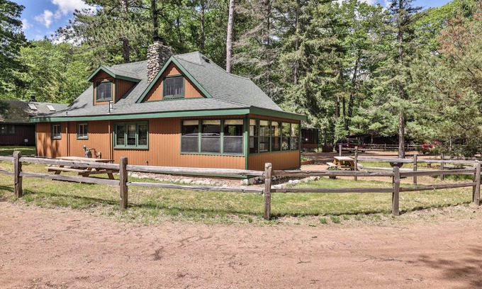 St Germain Cabaña | Charming large 4 bedroom cabin near the water