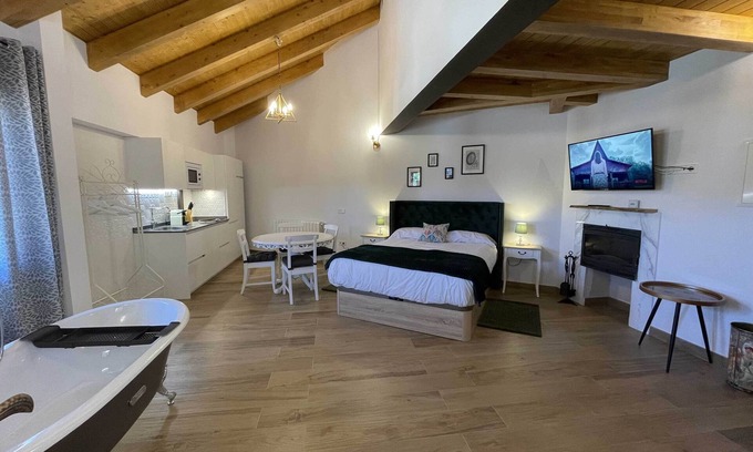 Montejo de la Sierra Apartamento | Estudio de vistas privilegiadas a la Reserva de la Biosfera y exquisita decoración ecléctica.
